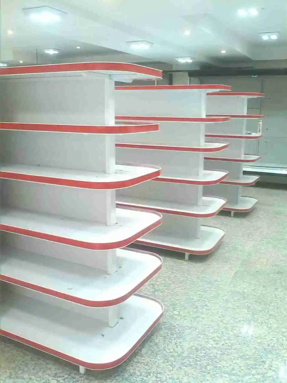 نمونه اجرای قفسه وسط فروشگاهی