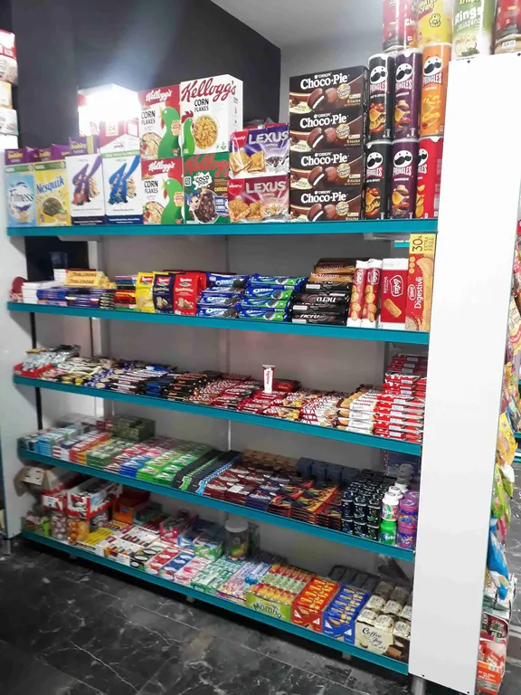 نمونه قفسه وسط سوپرمارکت